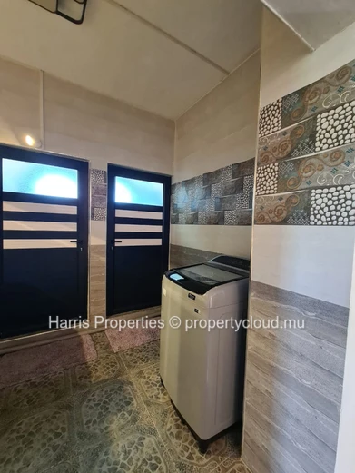 A vendre - Maison élégante et spacieuse de 5 000 pieds carrés - Rs.
