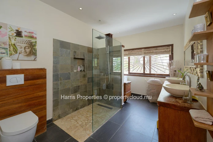 Magnifique villa RES de style balinais à vendre dans un complexe résidentiel sécurisé à Grand Baie