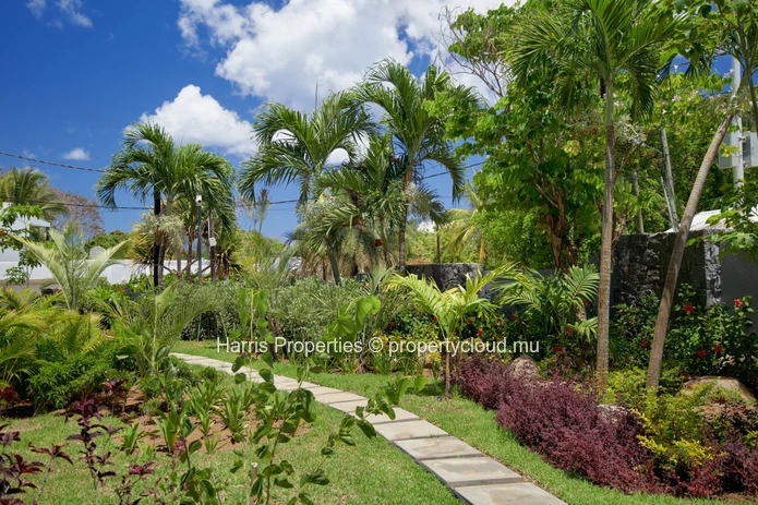 G+2 apartment – Pointe aux Canonniers (2 minutes by car from Mont Choisy beach)