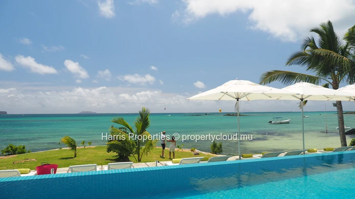 Stunning modern 1st floor apartment for rent in a beachfront residence, Cap Malheureux