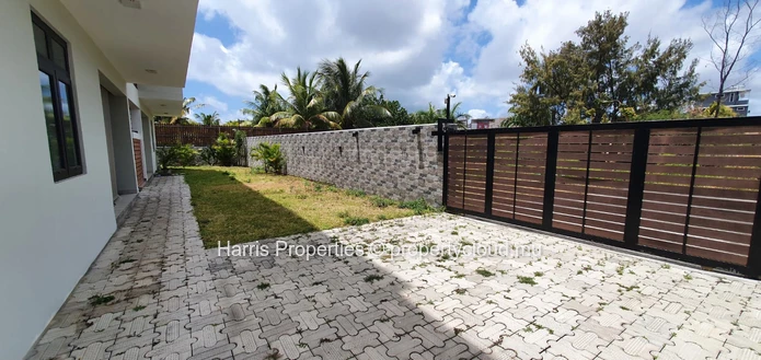 Modern & bright apartment on second floor for rent in Pereybere 