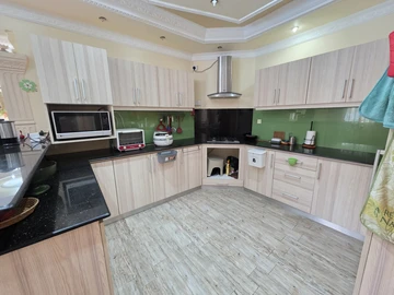 5 Bedroom House