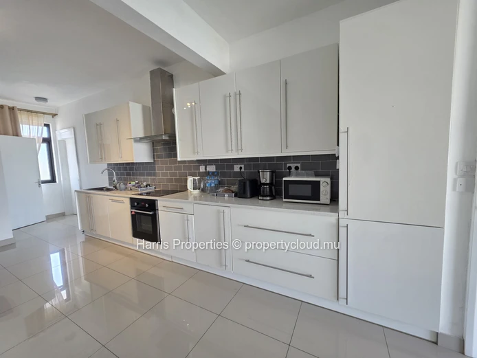 Splendid 2nd floor apartment for rent in a high-end residence in Pereybere, with lift access