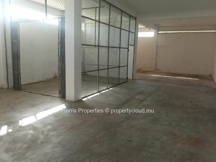 Spacious building covering an area of 929 m2 for sale