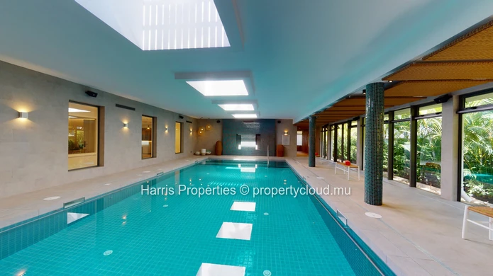 Luxurious apartment for sale on the ground floor with swimming pool and private garden