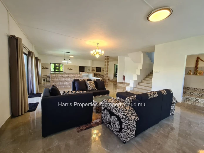 A vendre - Maison élégante et spacieuse de 5 000 pieds carrés - Rs.